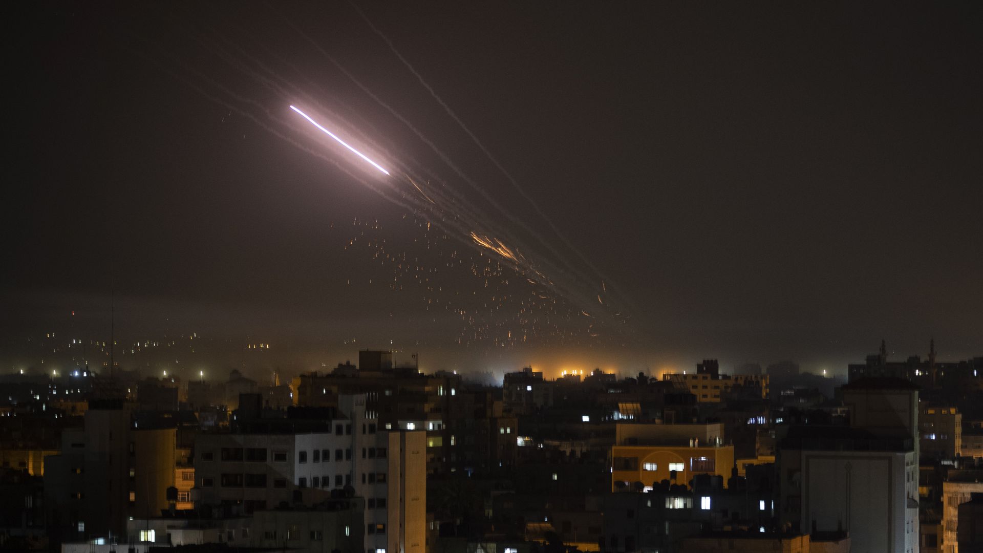 Експлозиви, стрелба и яростни сблъсъци на границата между Газа и Израел