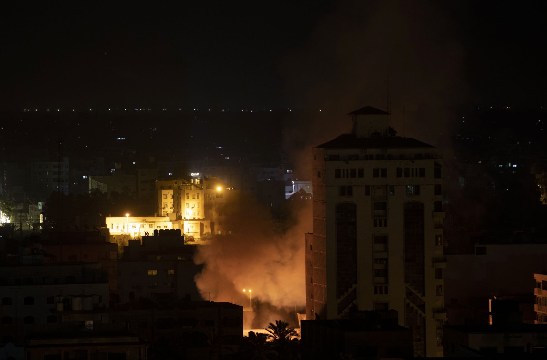 Димът се издига след израелски ракетни удари по град Газа, петък, 14 май 