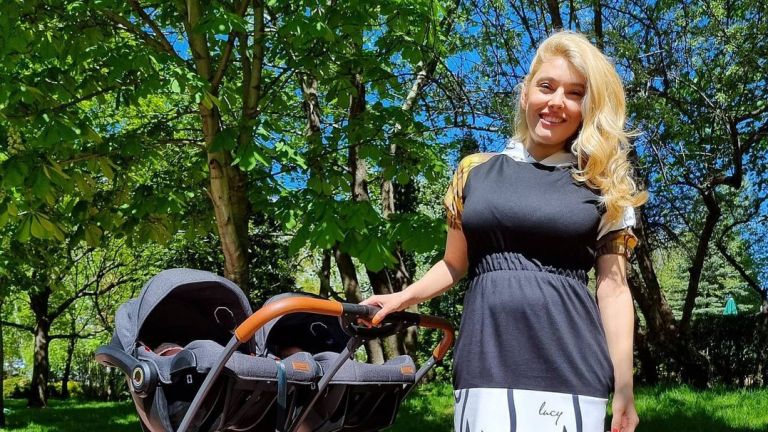 Ева Веселинова на първи разходки с близнаците (снимка)