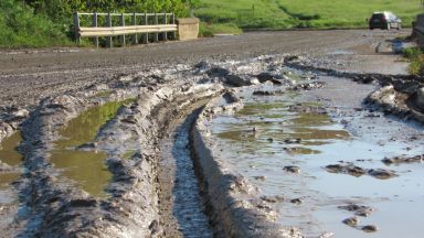 Градушка и буря удариха снощи населени места край Русе Най много