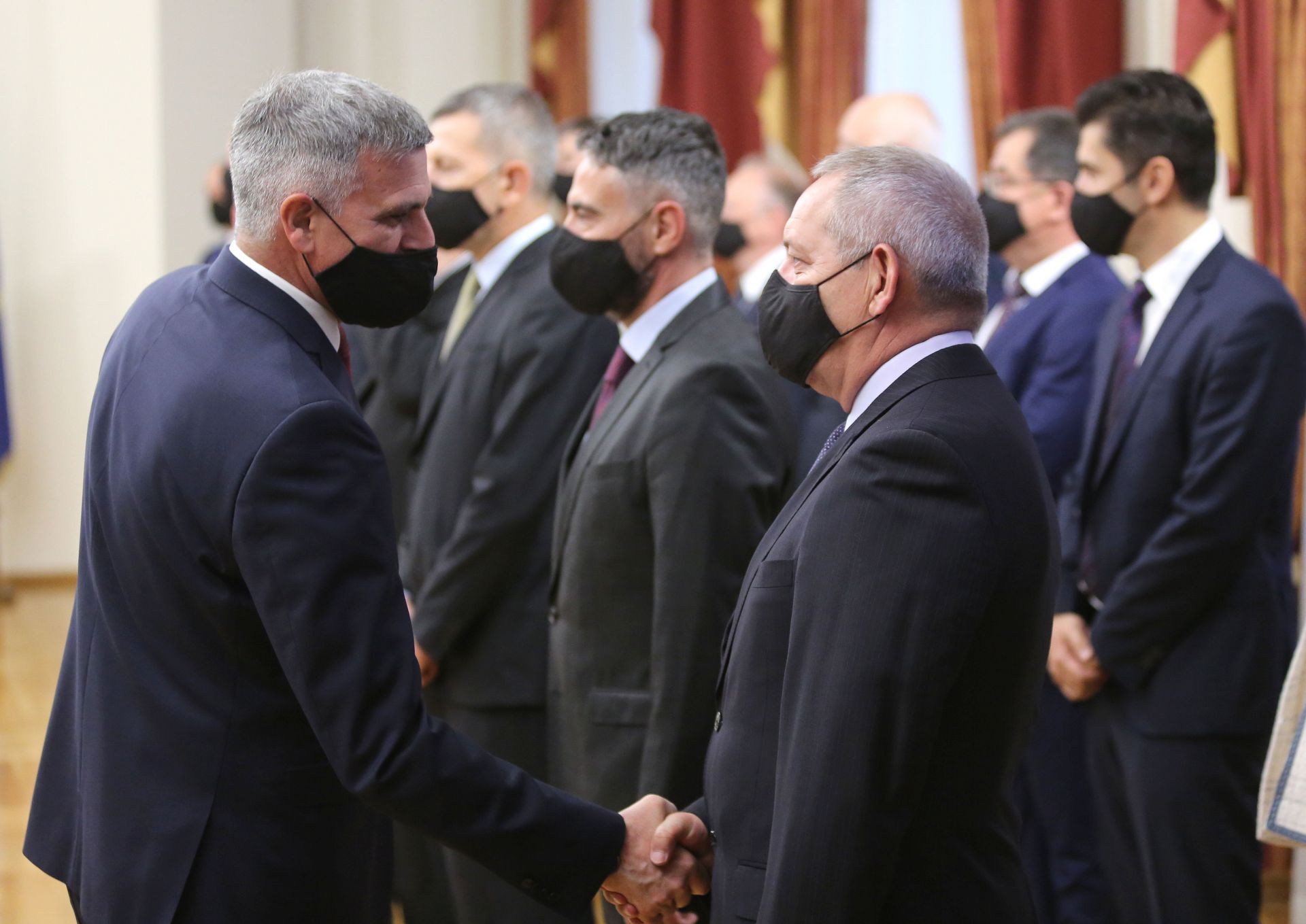 Стефан Янев се ръкува със служебните министри след клетвата при президента