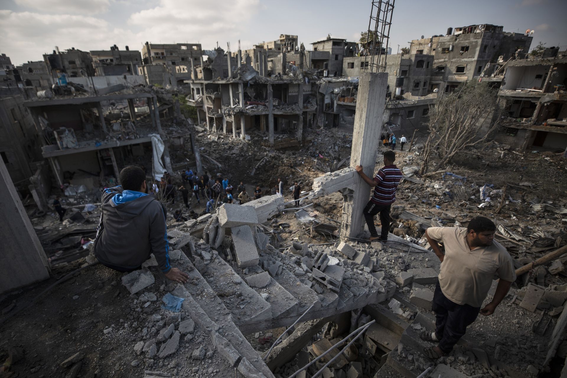 Палестинците инспектират разрушените си къщи след израелски въздушни удари през нощта в град Бейт Ханун, Северна ивица Газа