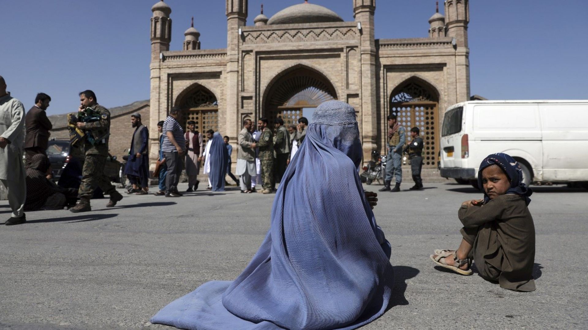Най-малко 12 убити в бомбен атентат в джамия в Кабул