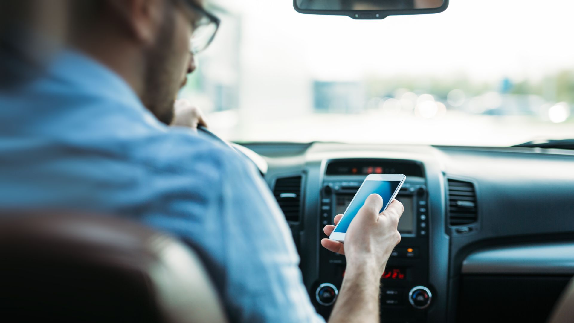 Близо 30% от младите шофьори признават, че пишат съобщения на телефона си, докато шофират