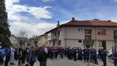 Жители на Разлог се събраха на мирен граждански протест против