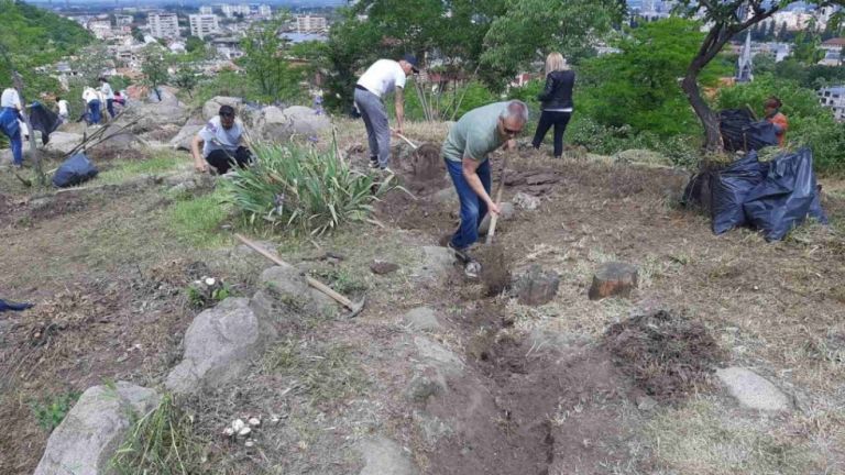Над 100 доброволци се включиха в най-мащабната акция за почистване