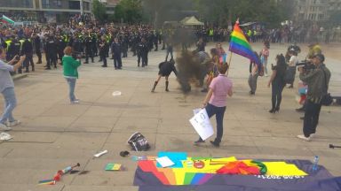 Димки краставици яйца и пластмасови бутилки с вода полетяха към