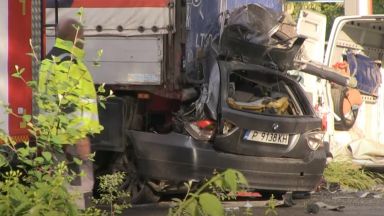 18 годишно момиче и 22 годишен младеж загинаха на място при жестока