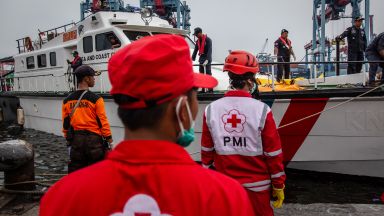 Най малко седем индонезийци са се удавили в претоварен кораб