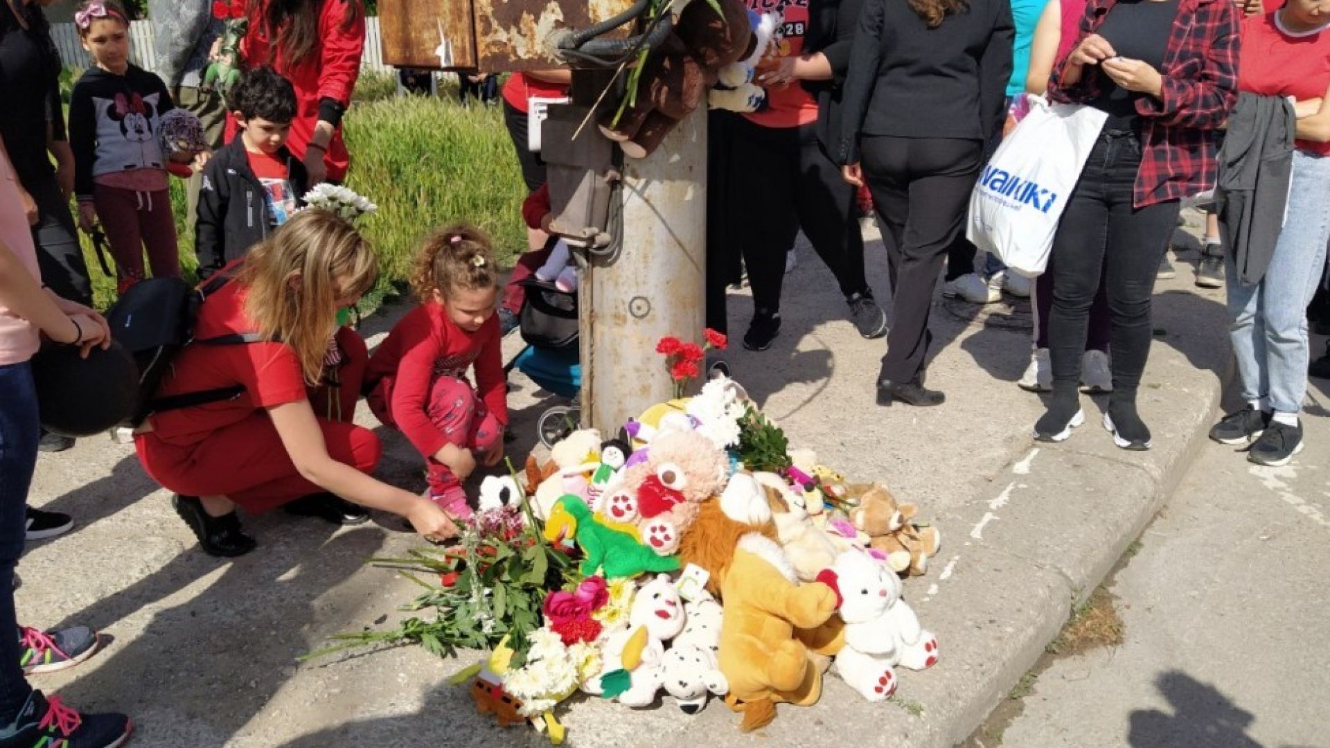 Протест в червено и играчки в памет на 3-годишния Кристиян