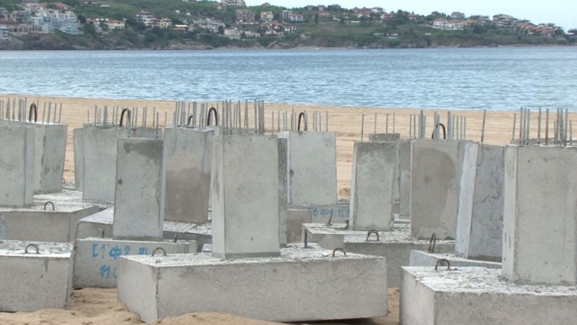 Вълна от недоволство и проверка след бетон на плаж"Смокините-север"