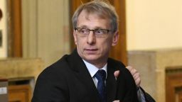 Николай Денков се обяви против идеята да има само един учебник по предмет в училище