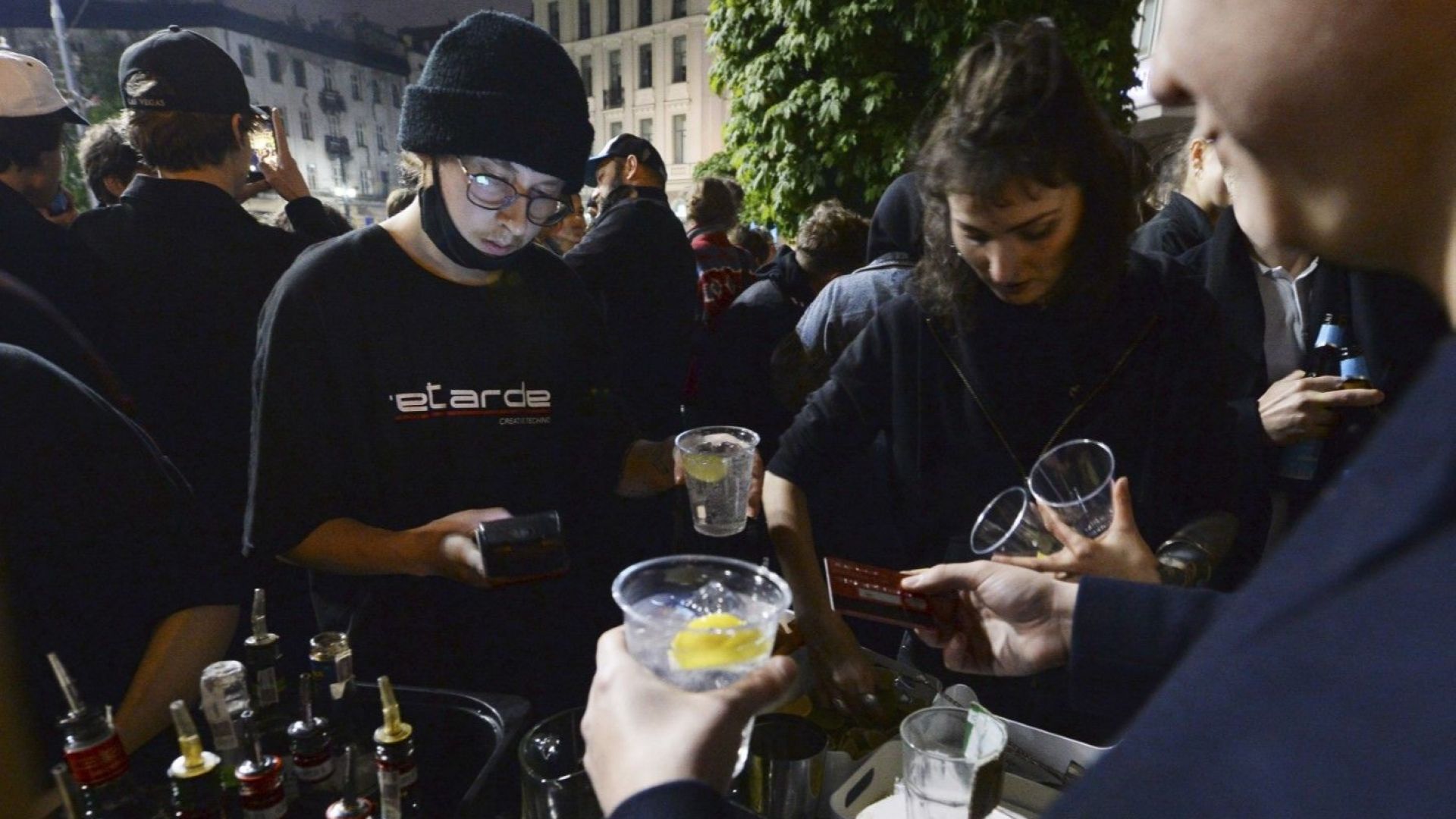 Маски долу - поляците се радват на отворените барове и ресторанти