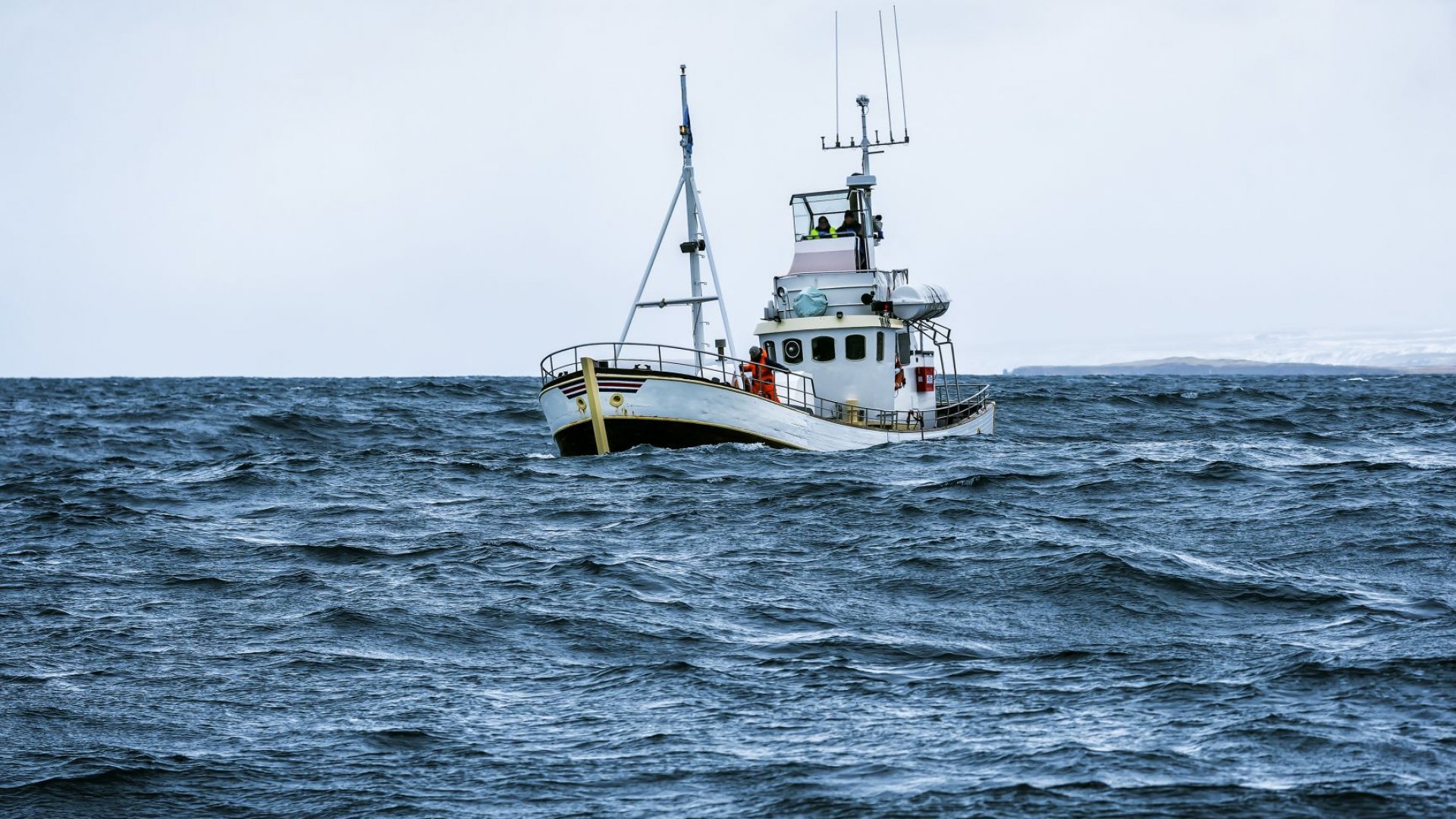 Риболовен кораб с 5-има души екипаж изчезна в Черно море, открили са телата на 3-ма от тях