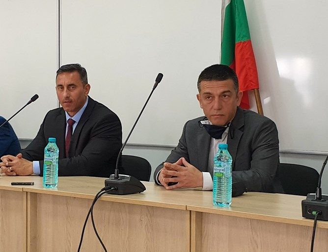 Шефът на НАП Румен Спецов (вляво) и заместникът му Георги Димов.