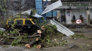 Мощният циклон Тауктае връхлетя днес Западна Индия в района на