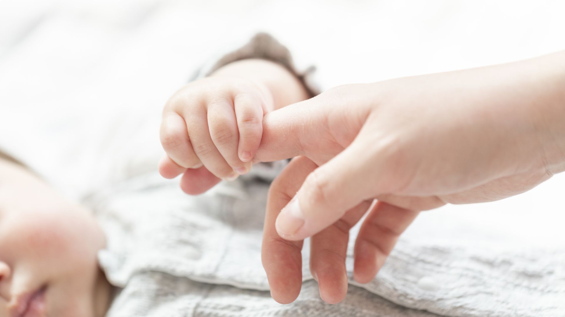 Уникална операция във Варна спаси 7-месечно бебе от паразити в окото