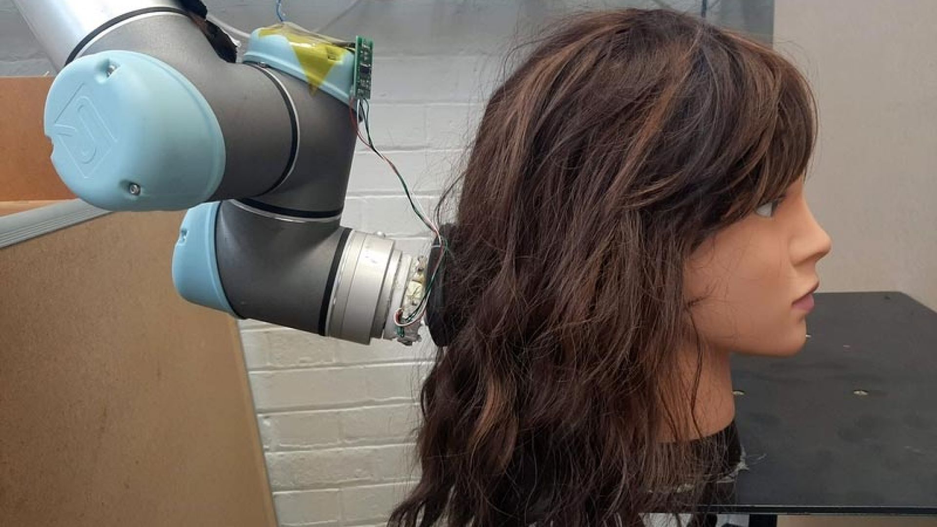 Пяна дава човешки усещания на роботите 