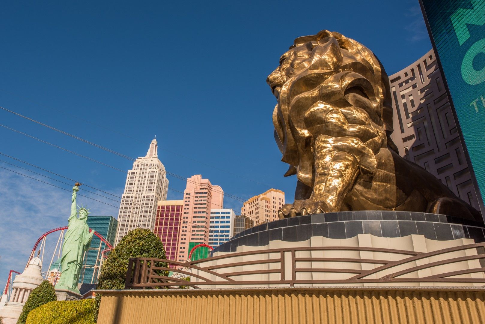 MGM е едно от най-известните студия в Холивуд - известно с историческото си "лъвско" лого - с почти вековна история