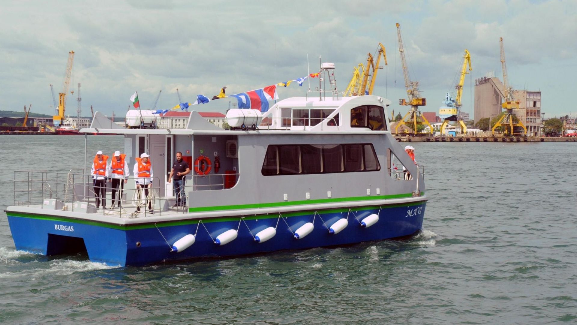  Моделът е създаден с хибридни мотори и слънчеви панели 