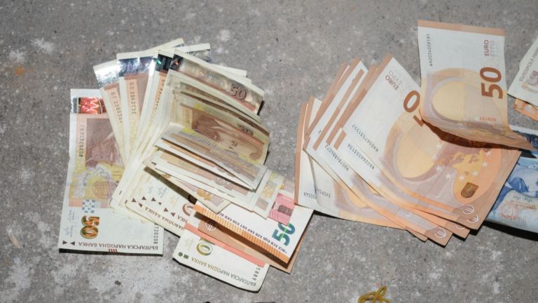 Разбиха престъпна група за дрога и сводничество, а в хода