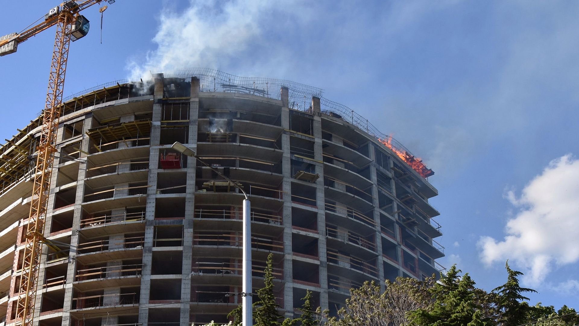 Голям пожар избухна в новостроящ се блок във Варна  (видео)