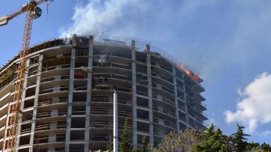 Пожар избухна на последния етаж на висок новостроящ се блок