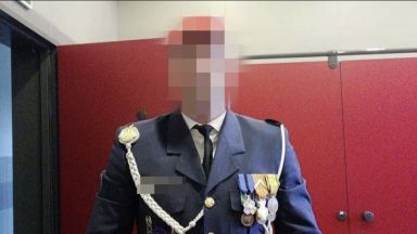 Полицията в Белгия издирва тежко въоръжен военен който заплашва един