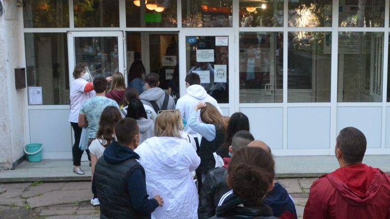 Смисълът на благодеянието - върху този въпрос разсъждават зрелостниците днес