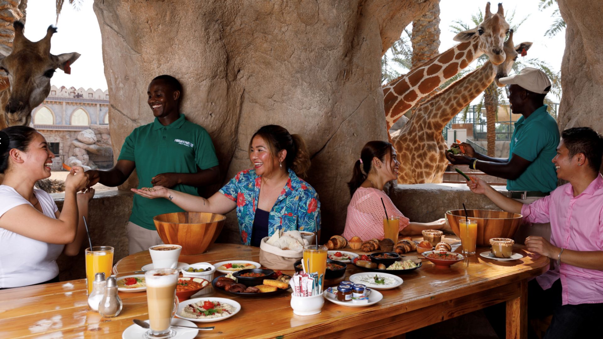 Да закусваш в компанията на жирафи в Абу Даби (видео)