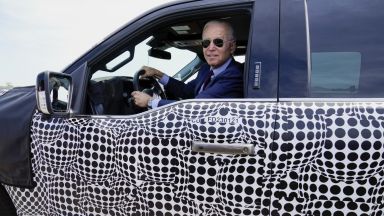 Байдън подкара новия електромобил на Ford и заяви, че САЩ ще изпреварят Китай (видео)