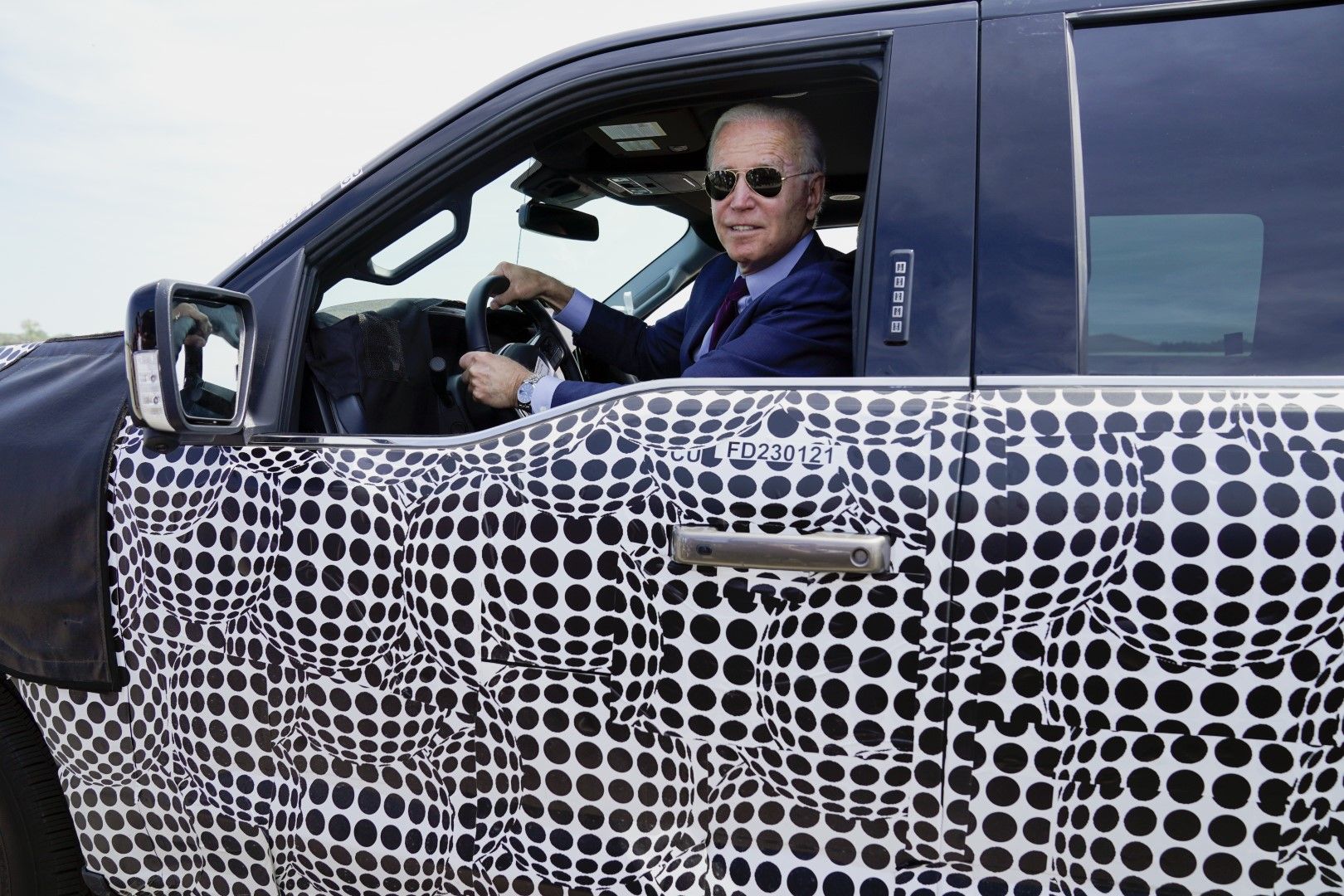 Президентът Джо Байдън зад волана на новия модел електрически автомобил на Ford 