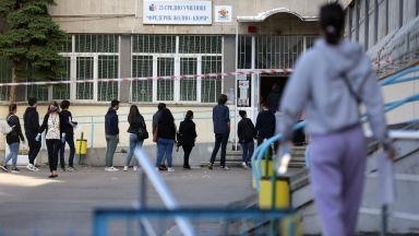 Предлагане на отговорите на матурите тече от дни в групи