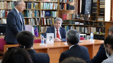 Конфронтацията е хранителна среда за некадърни политици каза пред журналисти