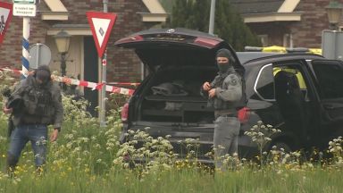 Въоръжен мъж загина и седем души бяха арестувани след престрелка