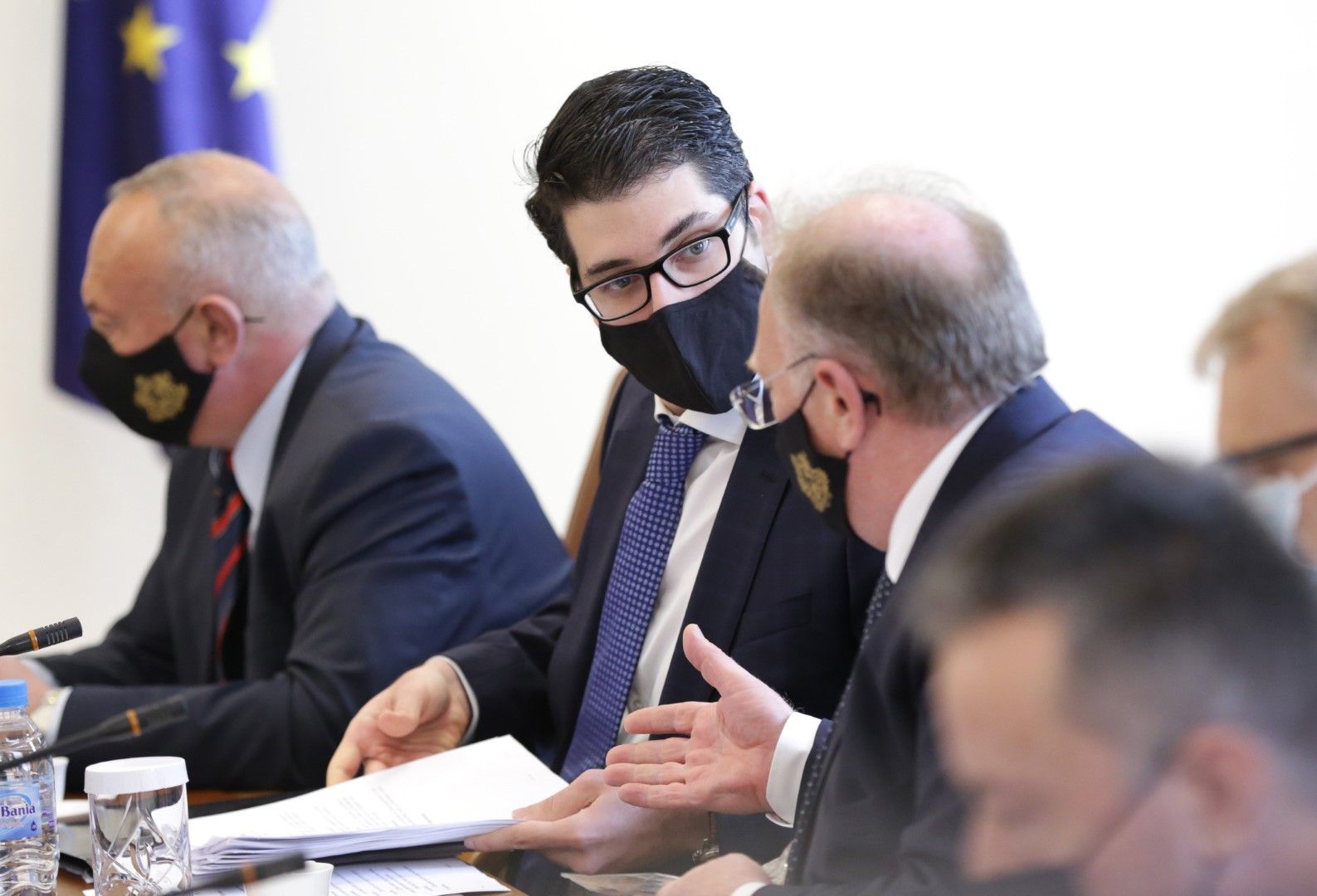 Служебният вицепремиер Атанас Пеканов сред министрите по време на заседание на Министерски съвет