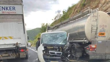 Цистерна микробус и две коли се удариха при верижна катастрофа