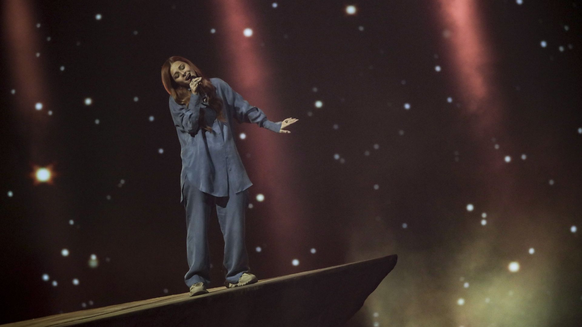 Големият ден за България: Виктория излиза на сцената на "Евровизия" (видео)