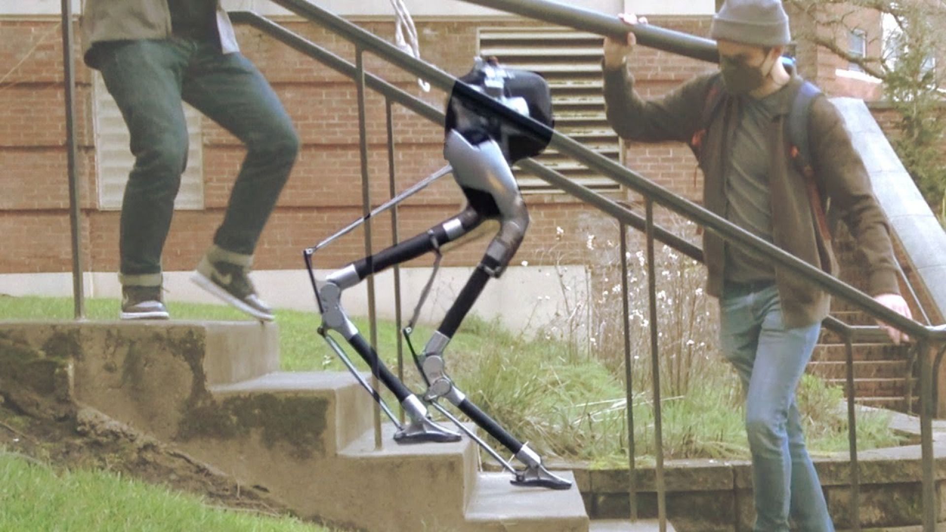 "Сляп" робот успешно слиза по стълби (видео)