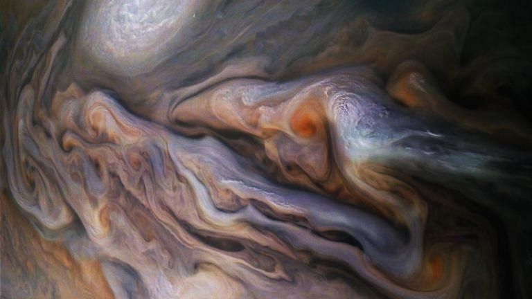 "Джуно" засне как се развива буря на Юпитер (снимки)