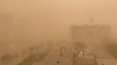 Мощна пясъчна буря застигна град Астрахан в Южна Русия предават руските
