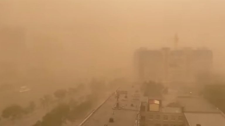 Мощна пясъчна буря застигна град Астрахан в Южна Русия, предават