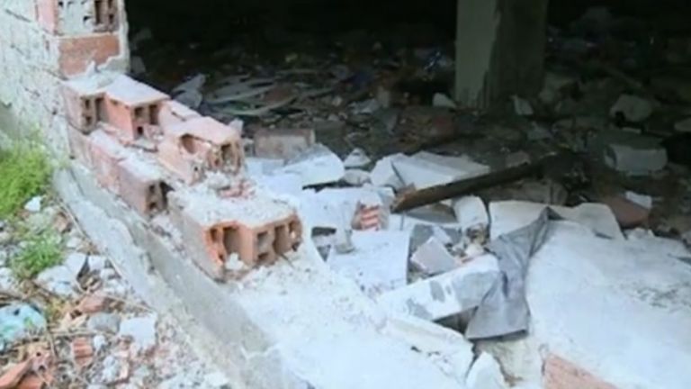 Сграда се руши на метри от детска градина и детска