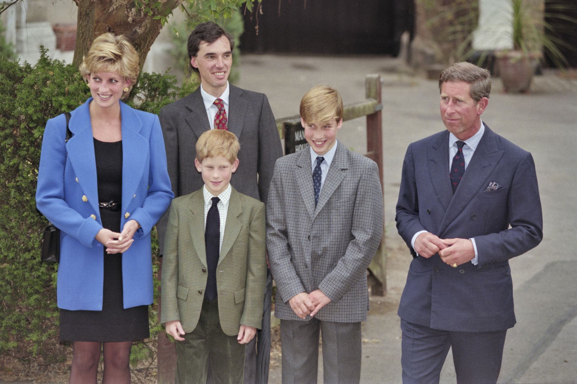 Принцеса Даяна, принц Чарлз, принц Андрю и братятя Хари и Уилям през септември 1995 г.