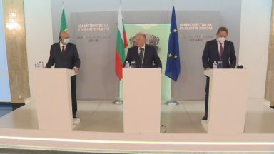 Служебният министър на външните работи Светлан Стоев разговаря се срещна