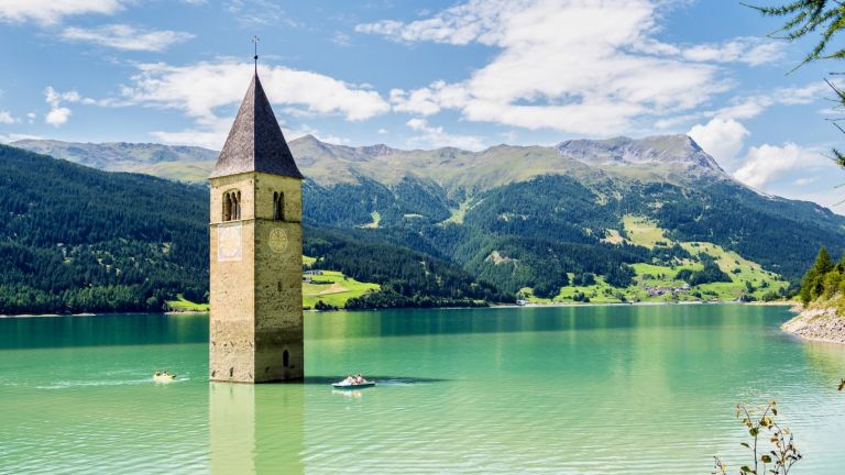 Потопено село в Италия се показа за първи път от 70 години (видео)