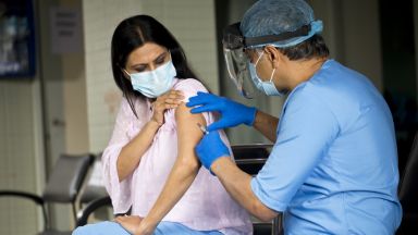 Здравното министерство одобри прилагането на бустерна доза от адаптирани иРНК ваксини 