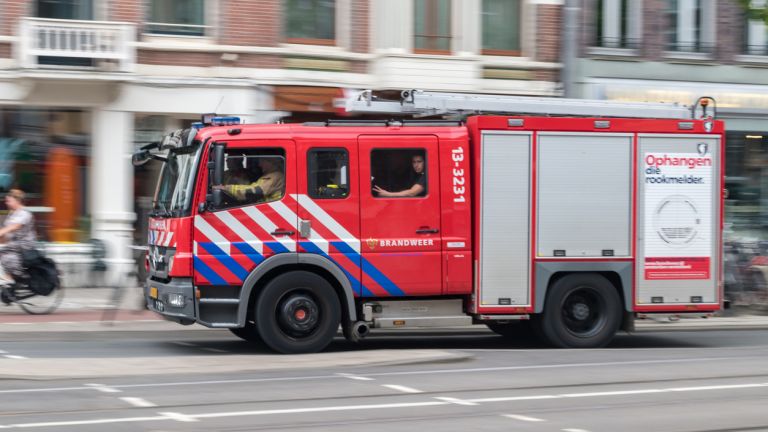 Голям пожар е избухнал в в жилищна сграда, населявана от