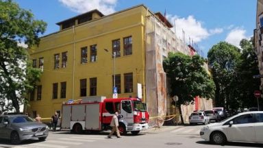 Тежък инцидент в Пловдив Четирдесет годишен работник падна от четвъртия