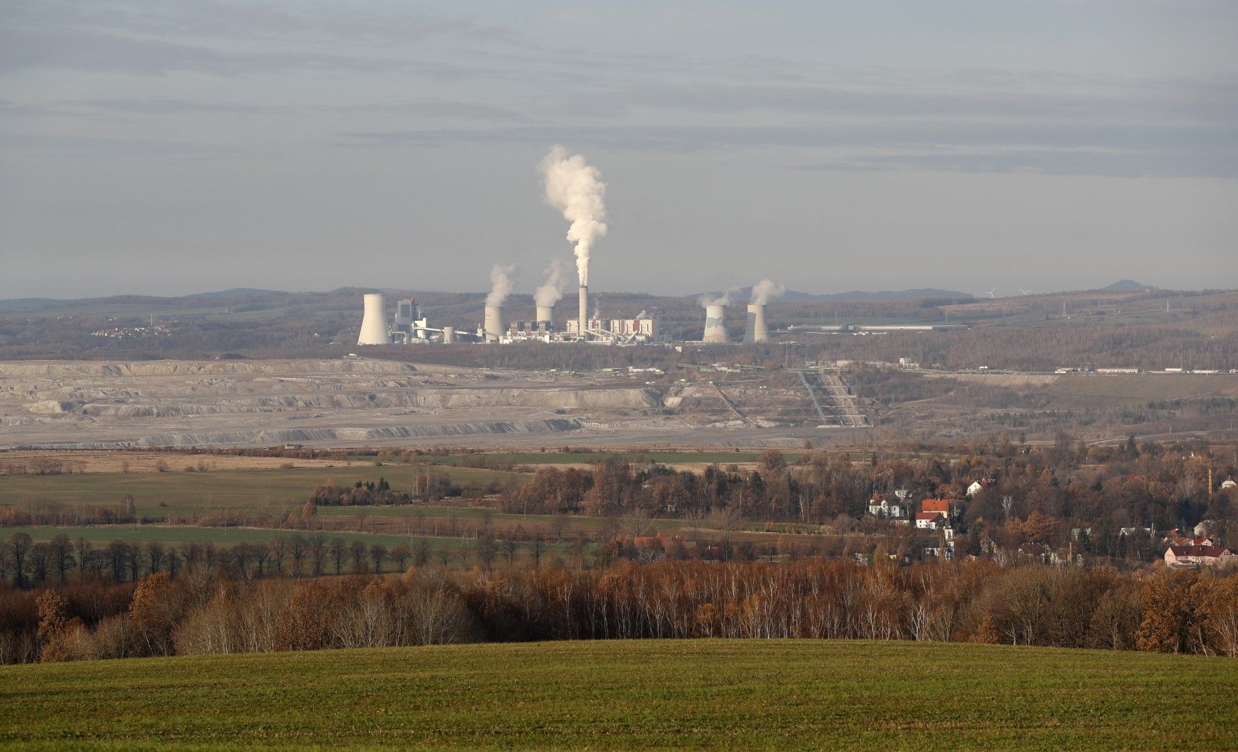Мината за лигнитни въглища с електроцентрала край Тарнов, Полша, недалеч от границата с Чехия  